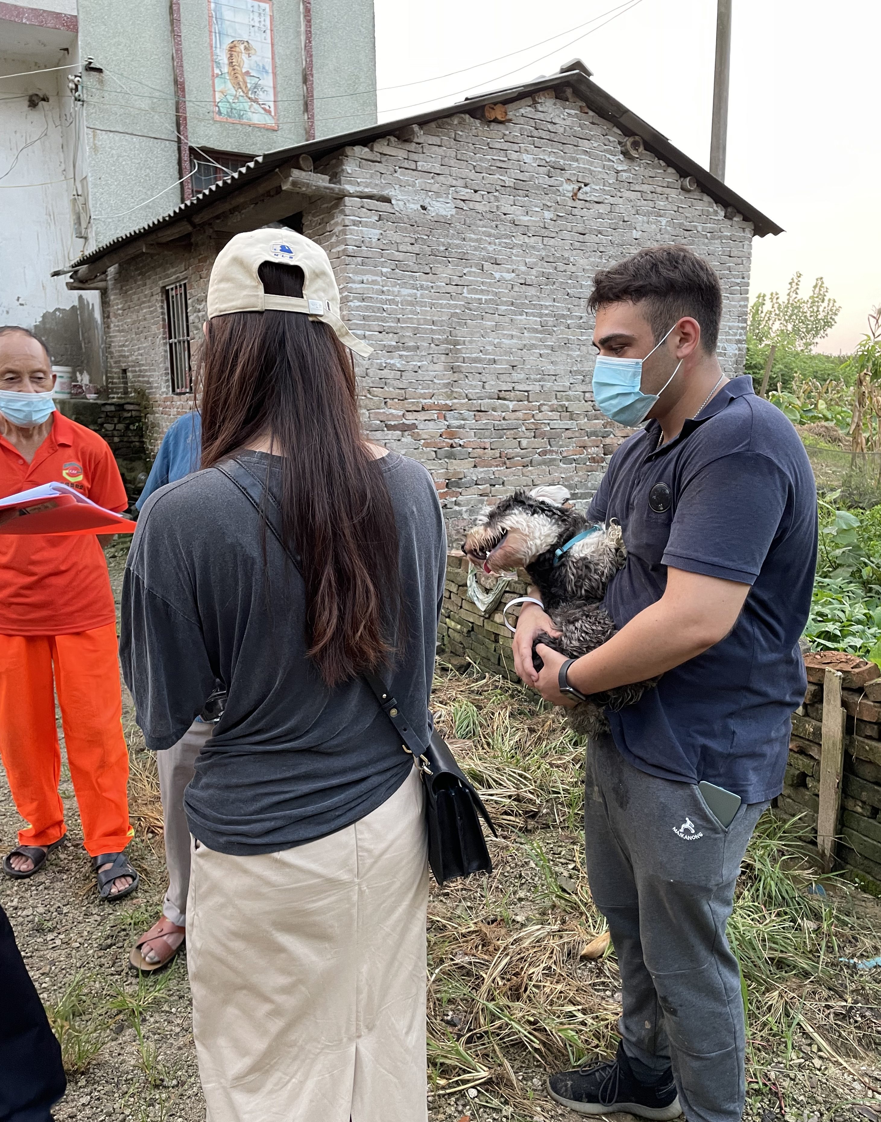 This photo shows some expats in a Chinese village in 2021. 